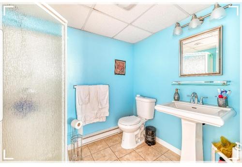 A bathroom at Leila's Place-Family Deluxe Basement Apartment