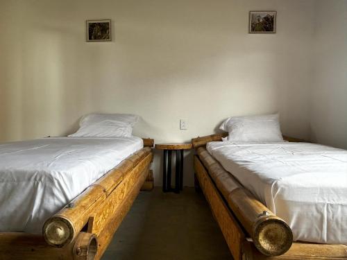 two beds sitting next to each other in a room at Finca el Manantial Isnos in Isnos