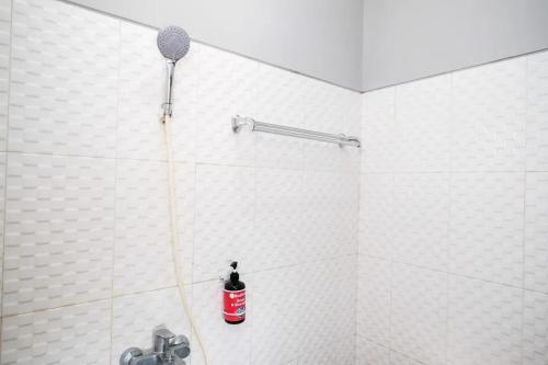 日惹RedDoorz near Sindu Kusuma Edupark 3的带淋浴的浴室,配有灭火器