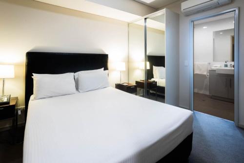 Letto o letti in una camera di Baileys Serviced Apartments