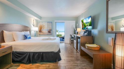 una camera d'albergo con letto e TV di Boardwalk Inn and Suites a Daytona Beach