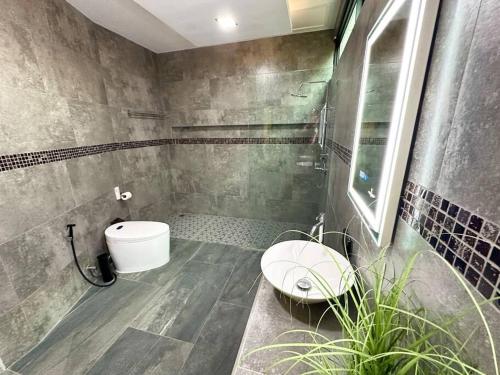 ジョムティエンビーチにあるHuge Luxury, 3 Bedroom, private pool villa near to the beach - Jomtien - LV99のシャワー、トイレ、洗面台を備えたバスルーム