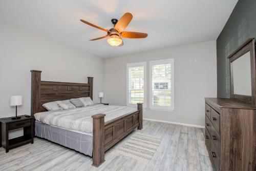 1 dormitorio con 1 cama y ventilador de techo en Lake Conroe-Montgomery Big House with Private Pool, en Montgomery