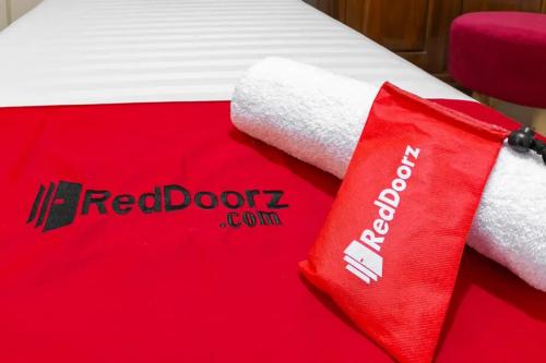Postel nebo postele na pokoji v ubytování RedDoorz Syariah near Titik Nol Yogyakarta