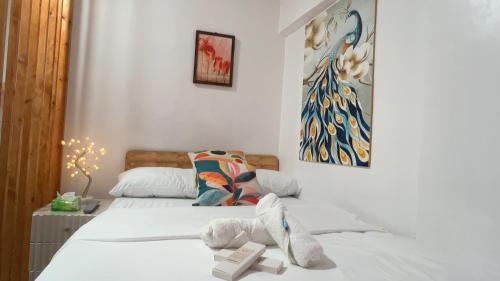 1 dormitorio con 2 camas con animales de peluche en Min Hao&Xin Transient, en Manila