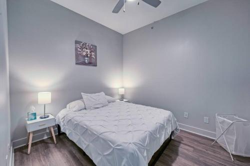 Dormitorio blanco con cama y mesa en Stylish and Cozy in Dallas Downtown en Dallas