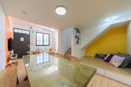 a living room with a glass table in a room at Nan Yi Style in Tainan