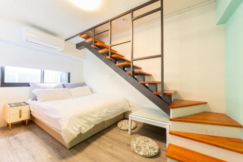 um quarto com uma cama e uma escada em Nan Yi Style em Tainan
