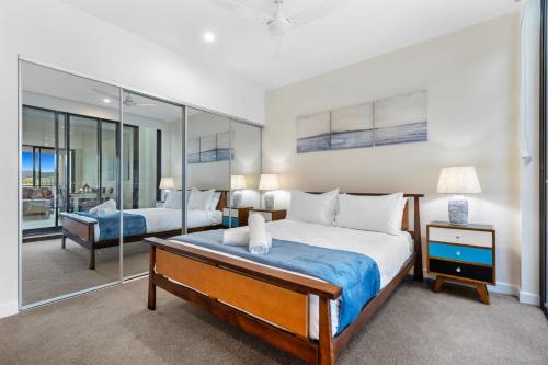 - une chambre avec un grand lit et une chambre avec un bureau dans l'établissement Cabarita Beachside - Hosted by Holiday Management, à Cabarita Beach