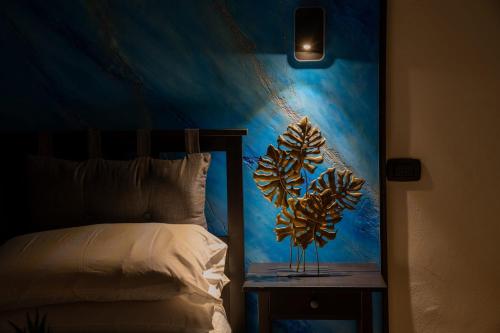 a bedroom with a bed and a blue wall at B&B La Sorgente in Brindisi