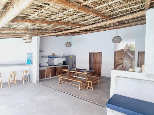 Il comprend un salon avec une table et une cuisine. dans l'établissement Villa Makai 2 Blue, à El Paredón Buena Vista