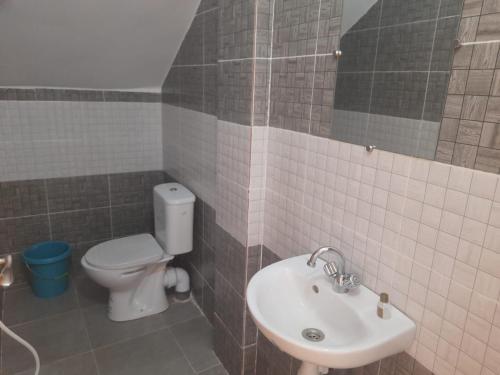 een badkamer met een toilet en een wastafel bij Villa du phare face à la mer in Taguermess