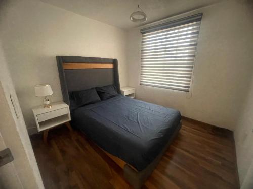 - une petite chambre avec un lit et une fenêtre dans l'établissement Bonito departamento frente a metro cuatro caminos, à Mexico