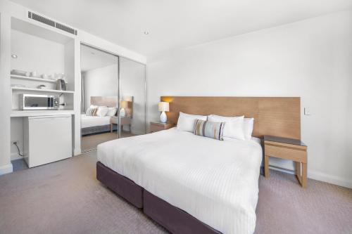 Oaks Redcliffe Mon Komo Suitesにあるキッチンまたは簡易キッチン