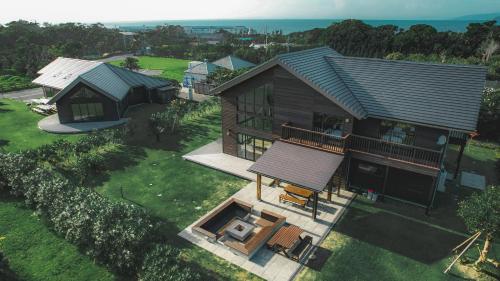 uma vista aérea de uma casa com piscina em Cairns House by SANA em Tateyama