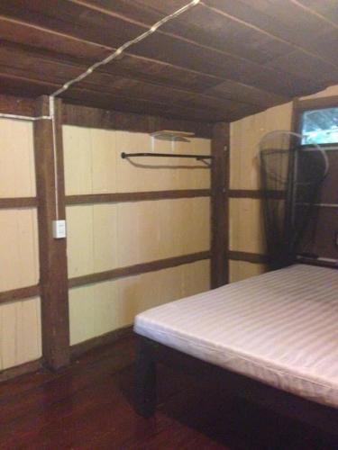 Cette chambre comprend un lit et un panier de basket. dans l'établissement บ้านริมน้ำประตูม่าน, à Ban Wiang Nua