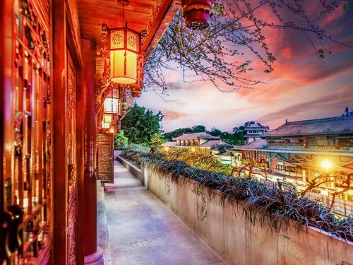 een uitzicht op een straat bij zonsondergang vanuit een gebouw bij ChengDu Wuhou Temple Han Dynasty Hotel in Chengdu