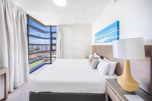 Oaks Redcliffe Mon Komo Suitesにあるベッド
