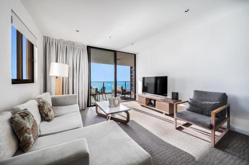 Oaks Redcliffe Mon Komo Suitesにあるテレビまたはエンターテインメントセンター