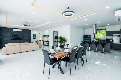 Η κουζίνα ή μικρή κουζίνα στο Mango Hill Residence
