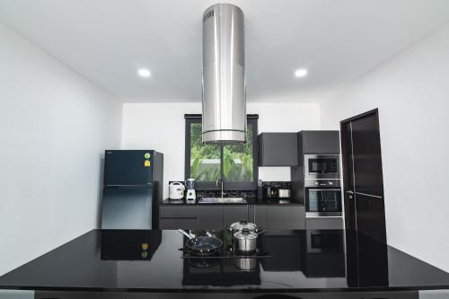Η κουζίνα ή μικρή κουζίνα στο Mango Hill Residence