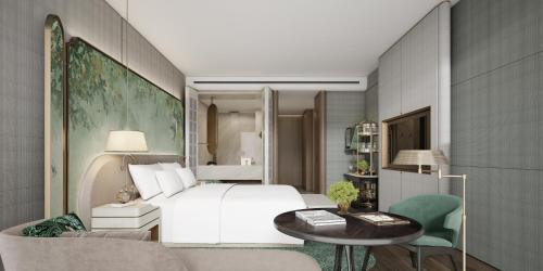 1 dormitorio con 1 cama blanca, mesa y sillas en Shangri-La Nanshan, Shenzhen en Shenzhen
