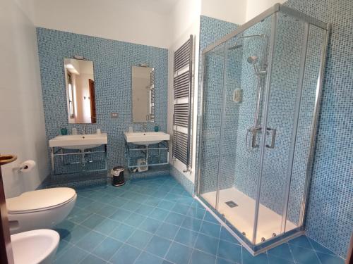 Koupelna v ubytování Bed and Breakfast La Villa AMBIENTI SANIFICATI CON GENERATORE DI OZONO