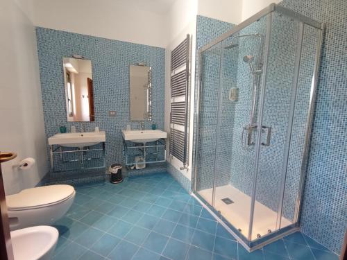 a bathroom with two sinks and a shower and a toilet at Bed and Breakfast La Villa AMBIENTI SANIFICATI CON GENERATORE DI OZONO in Bari