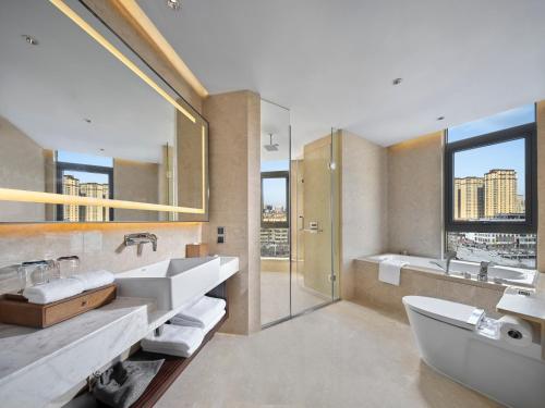 Ένα μπάνιο στο Hilton Garden Inn Heze