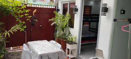 een toegang tot een kamer met planten en een deuropening bij Evexia Garden in Santa Rosa