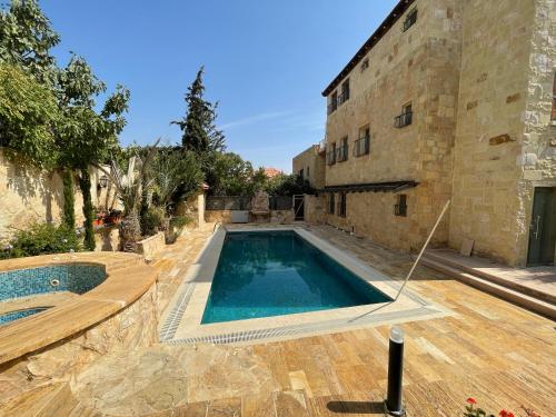 une piscine en face d'un bâtiment dans l'établissement Horizon Villa, à Amman