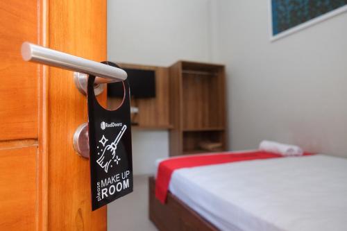 Postel nebo postele na pokoji v ubytování RedDoorz Syariah near Pascasarjana UGM 3