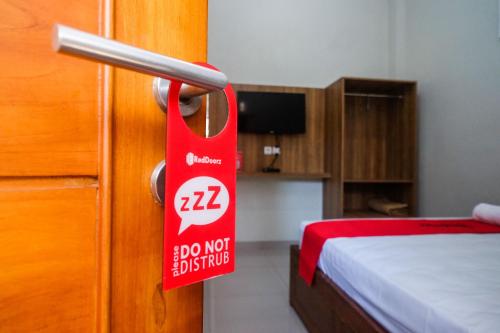 Postel nebo postele na pokoji v ubytování RedDoorz Syariah near Pascasarjana UGM 3
