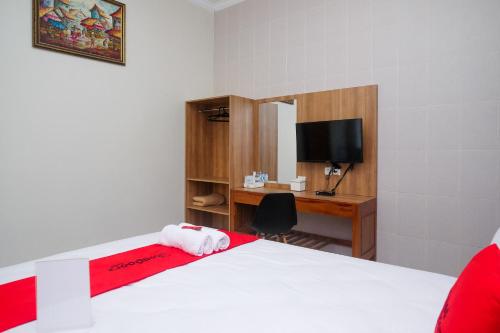 Postel nebo postele na pokoji v ubytování RedDoorz Syariah near Pascasarjana UGM 3
