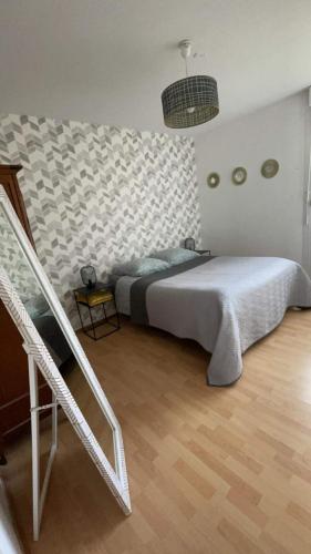 une chambre avec un grand lit et un escalier dans l'établissement Armorino - Appartement Charmant 2 Chambres - Proximité de tout, à Lannion