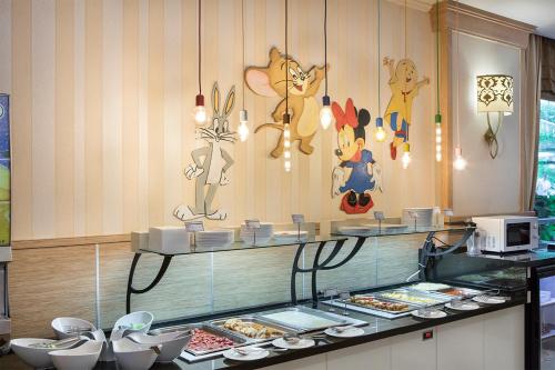 een restaurant met een toonbank met borden eten bij Aydinbey King's Palace & Spa - Ultra All Inclusive in Side