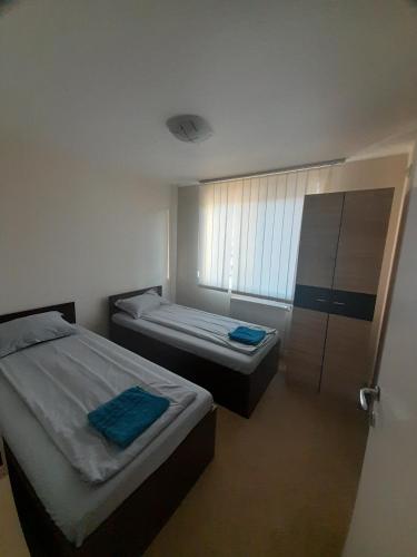 a bedroom with two beds and a sliding glass door at Dallas Apartaments 33 in Vulcan