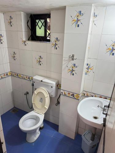 łazienka z toaletą i umywalką w obiekcie VILLA SOL BEACH RESORT w mieście Baga
