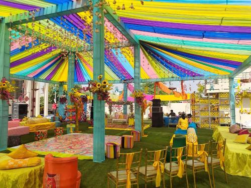 Un restaurante o sitio para comer en Sangam Hotel