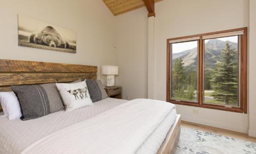 een slaapkamer met een groot bed en een raam bij MVC Bears Lair in Big Sky