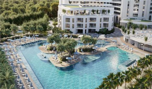 een luchtzicht op een resort met een zwembad bij LIVINGSTON GRAND RESORT & SPA in Casablanca