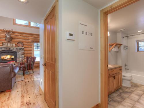 ein Wohnzimmer mit Kamin und ein Badezimmer in der Unterkunft Powder Ridge Cabin Moose Ridge 5 in Gallatin Gateway