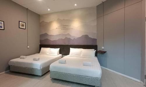 sypialnia z 2 łóżkami i kanapą w obiekcie Jabez Resort Kundasang w mieście Kampong Kundassan