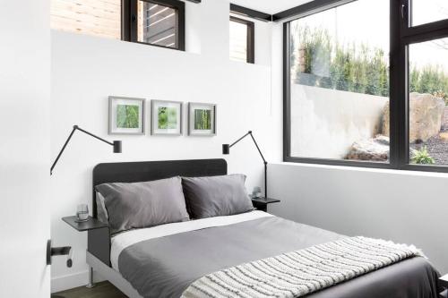 Designer 2 Bdr Garden Suite - Arbutus, Kits & UBC في فانكوفر: غرفة نوم بسرير ونافذة كبيرة