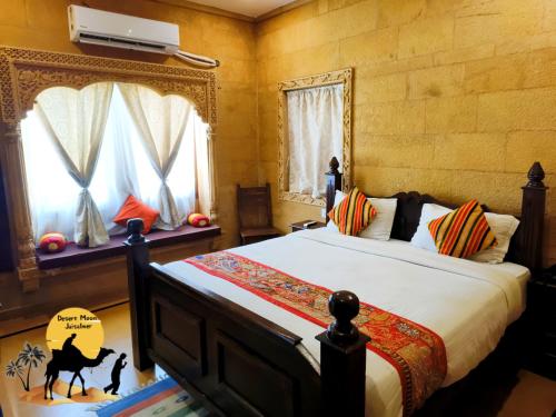 sypialnia z łóżkiem i dwoma oknami oraz łóżko sidx sidx sidx w obiekcie Desert Moon Hotel w mieście Jaisalmer
