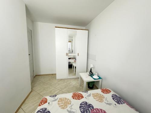 ワルシャワにあるFantastic - Z Pokój 1のベッドルーム(ベッド1台、デスク、鏡付)
