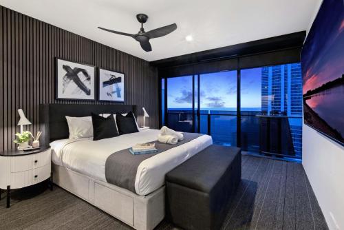 - une chambre avec un grand lit et une grande fenêtre dans l'établissement Luxurious 2 Bedroom, 2 Bathroom, Ocean View Apartment - Wow Stay, à Gold Coast