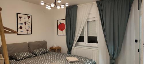 Schlafzimmer mit einem Bett und einem Fenster in der Unterkunft POMODORO ROOMS in Zagreb