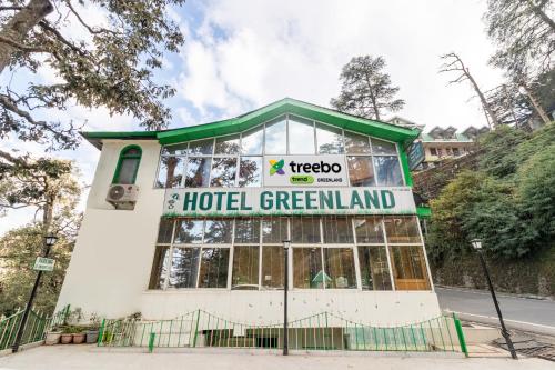 un bâtiment avec un panneau indiquant la verdure de l'hôtel dans l'établissement Treebo Trend Greenland - Mall Road, à Shimla