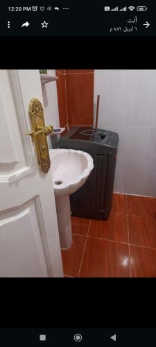 uma casa de banho com um lavatório branco e um WC. em Studio em Hurghada